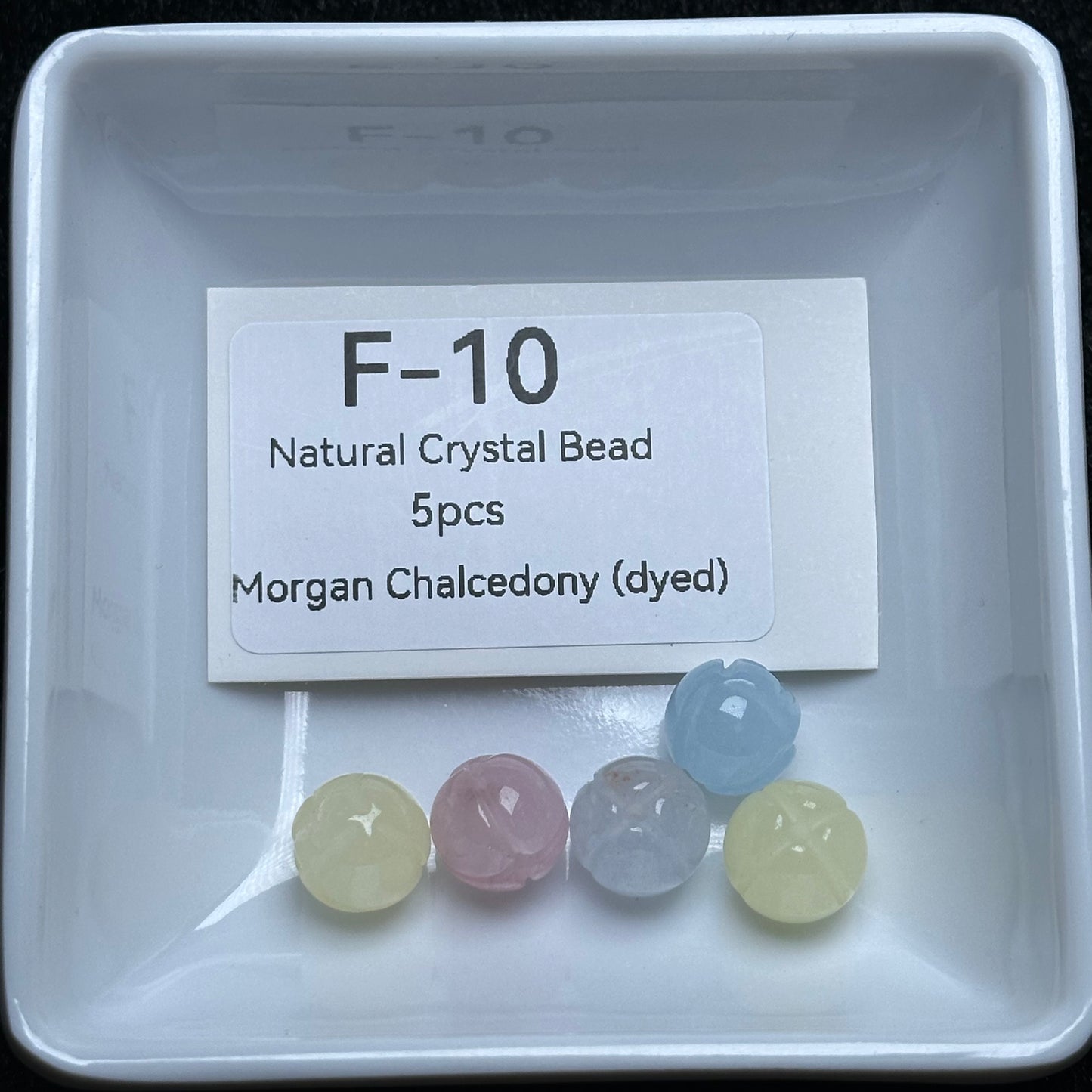Calcedonia Morgan F-10 (teñida)
 Cuentas de cristal natural
 5 piezas